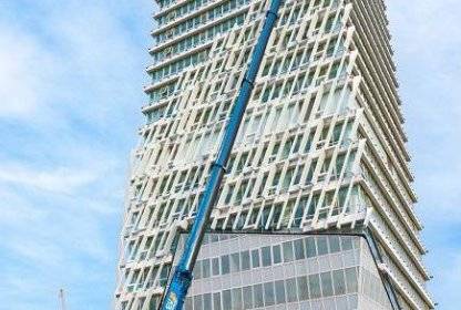 Crane alongside the Casablanca Finance City tower
