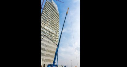 Assembly of the facade elements of the CFC tower