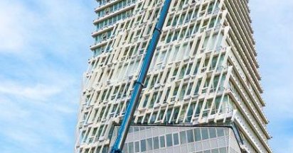 Assembly of the facade elements of the CFC tower